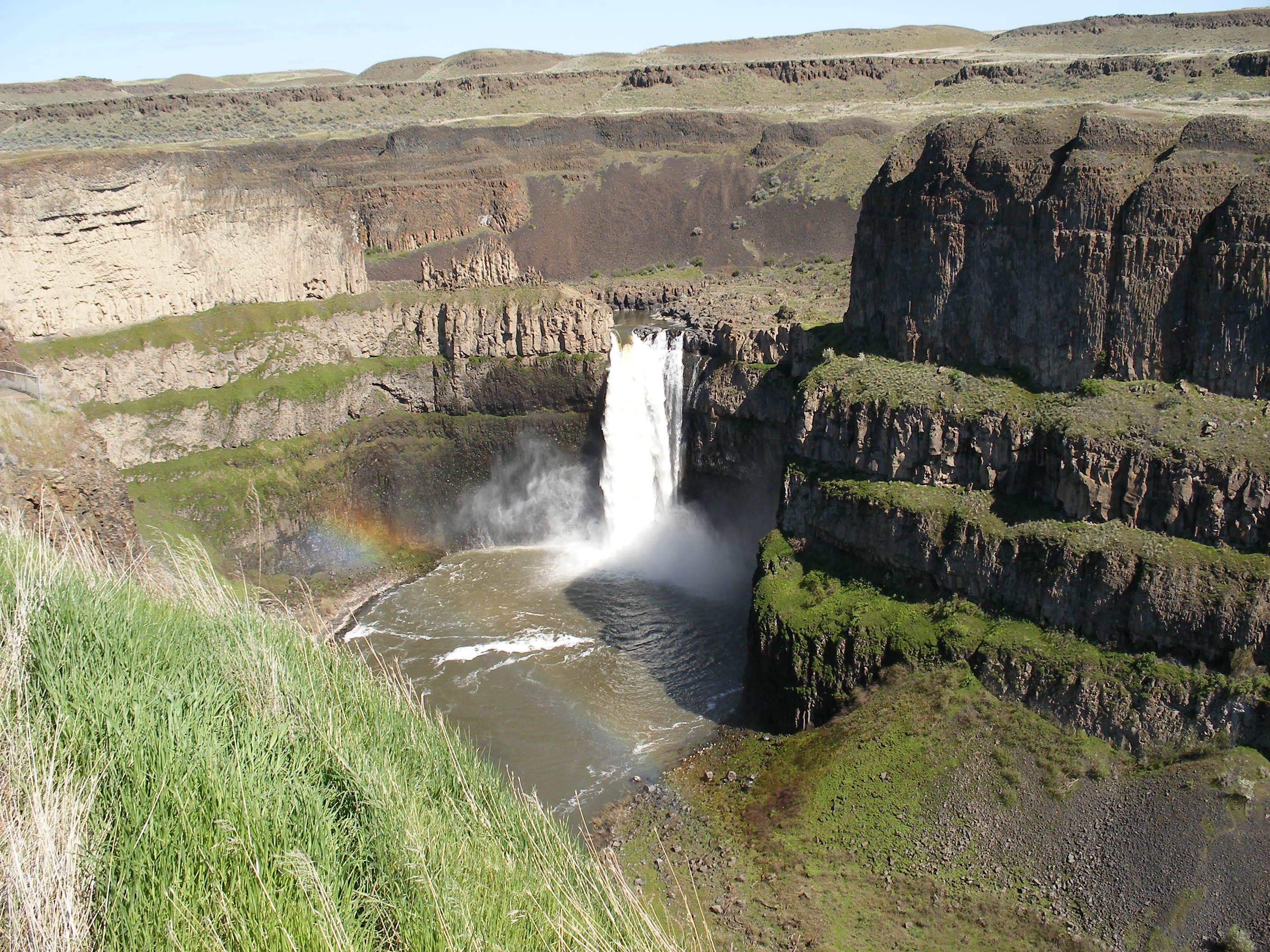 Palouse_Falls_in_Eastern_Washington[1].jpg